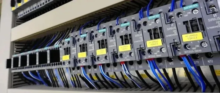 为什么 PLC 程序中应避免使用 M 和 T？何谓编程标准化？