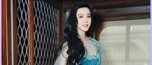 43岁范冰冰杀疯了，真空穿“肥牛卷”开衩裙，摄影师狂拍停不下来，超模全程陪跑超尴尬！