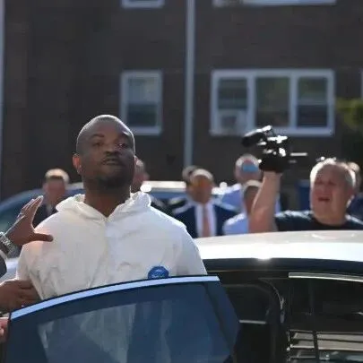 抓到了！残杀皇后区老年夫妇嫌犯被抓 面临谋杀等16罪 警局门前大放厥词