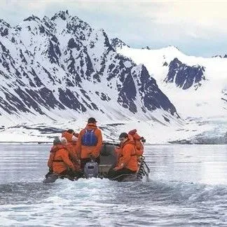 Life丨Polar tourism comes in <em>from</em> the <em>cold</em>