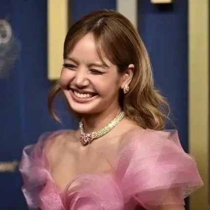 리사, '100억 앞머리' 훌쩍 까고 과감 핑크 드<em>레</em>스…에미<em>상</em>서 빛난 할리우드 배우美