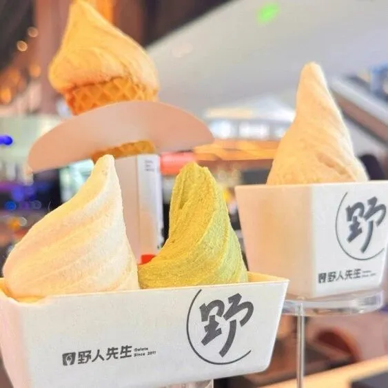 小红书推出“小红卡”加入本地生活战局；迪士尼和泡泡玛特联名了