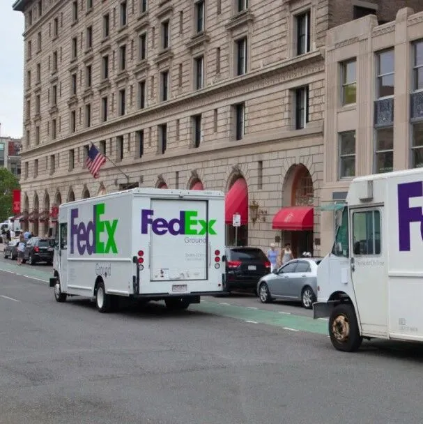 关税冲击需求，Fedex 削减跨太平洋运输运力，第一财季盈利超出预期