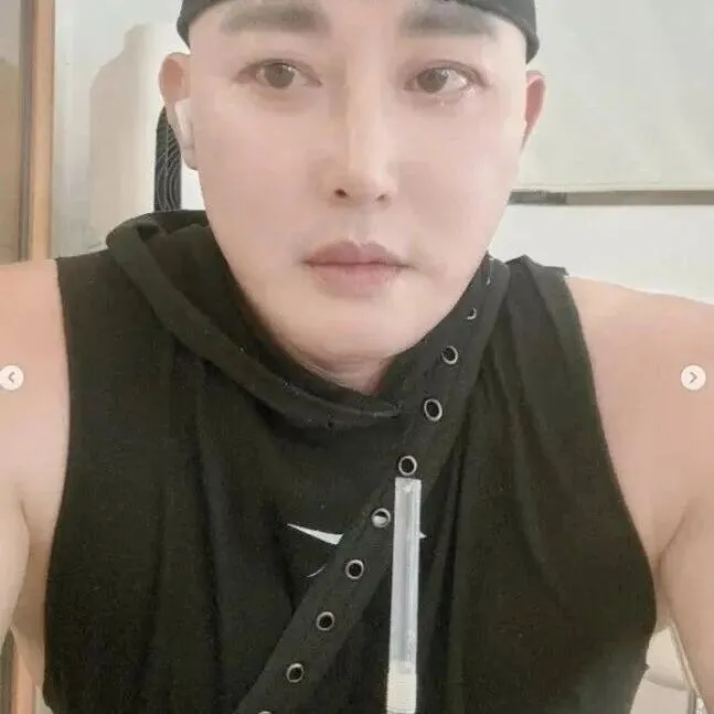 확 달라진 황<em>재</em>근, 가발 벗어 던졌다…민머리로 돌아와 운동 삼<em>매</em>경