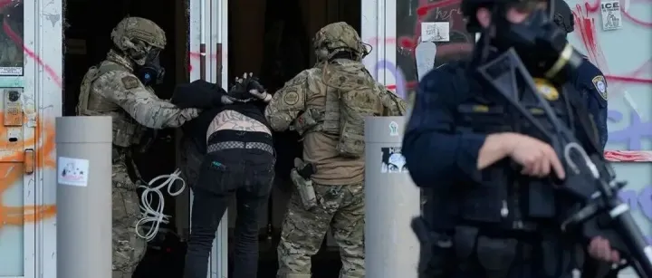 沦陷！美国「边境沙皇」派大量ICE特工进入「波特兰&西雅图」大规模逮捕！消防员救火中被拘捕！