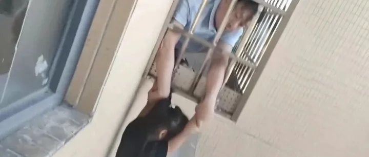 女童从20楼坠至13楼防盗窗，大唐人徒手拉住！