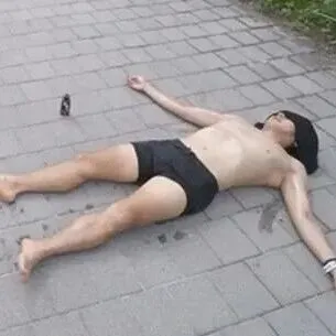 기안84가 <em>또</em>…팬<em>티</em>만 입고 땅바닥에 벌러덩 누웠다