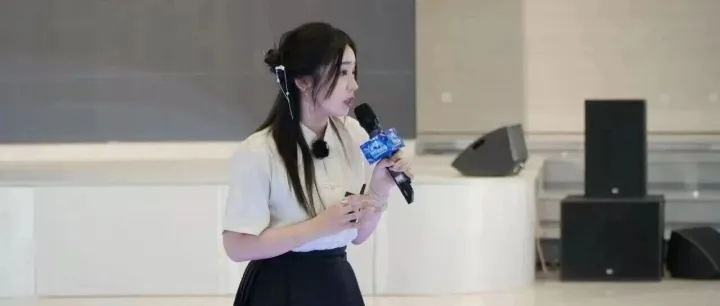 97年外贸老板把公司「AI化」，小白业务员一个月就开单