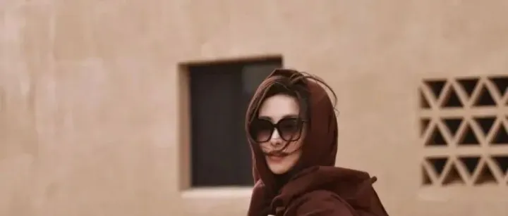 40岁朱珠现身沙漠旅行，戴红头巾穿绿外套，不仅不土反而野性又有魅力！