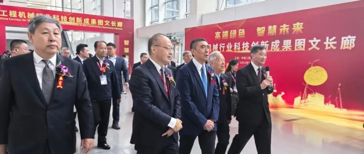 “工程机械行业科技创新成果图文长廊”在BICES 2025展会现场呈现