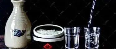 时光窖藏的诗行：一盏白酒里的东方美学