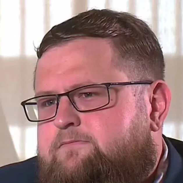 男子10岁起被母亲侵犯，现在，亲弟弟成了他的儿子