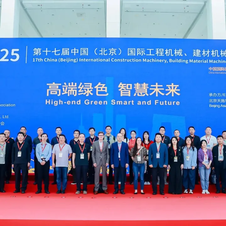 生态环境部门及国内外相关组织的代表参观BICES 2025新能源产品