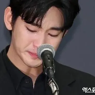 "김수현 등산 사진=2022년 사진, 2차 가해 멈춰라" 팬덤이 정정했다 