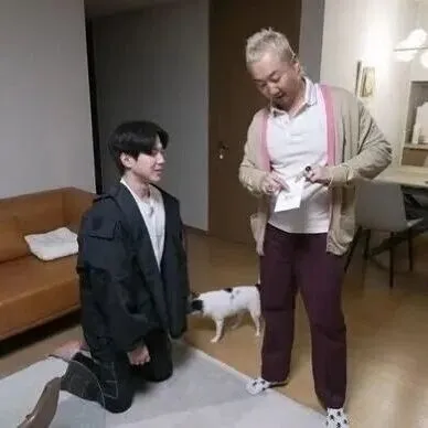 데이식스 도운, 청첩장 받고 무릎 꿇었다 “가보로 놔둘 것” (나 혼자 산다)