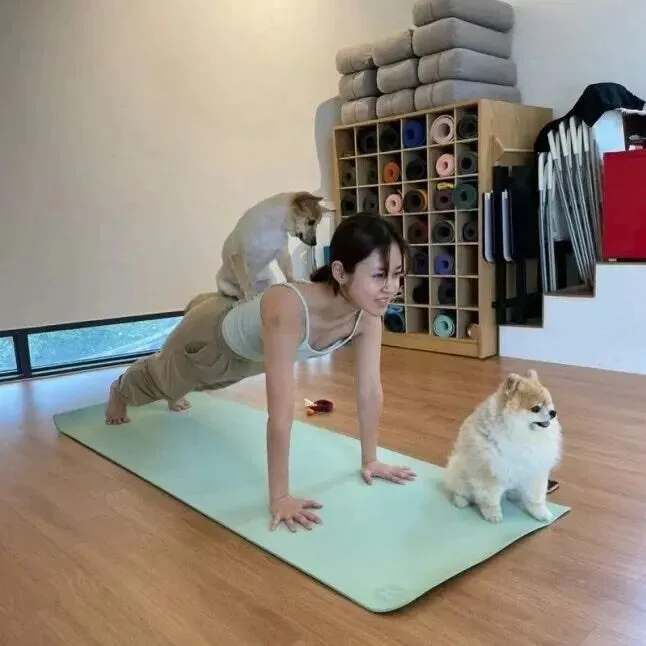 ‘활동 중단’ 심은우, 이<em>효</em>리 만나 요가 “<em>적</em>당히 낯<em>선</em> 공기, 집중하기 좋아”