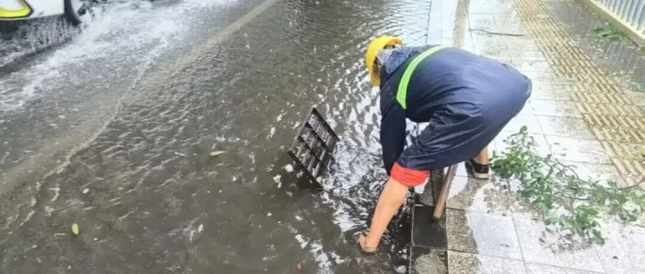 致敬！从凌晨修设备到清晨排涝，他们全力守护家园