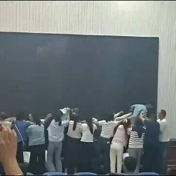 “家长跪地让学生从背上踩过”，中学举办“愧疚教育”活动？官方回应