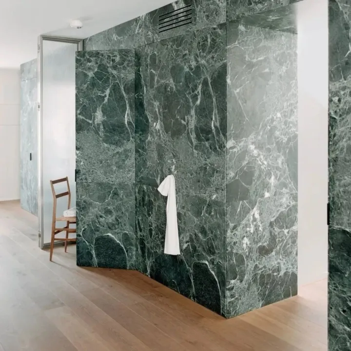 米兰公寓的绿色大理石巨墙