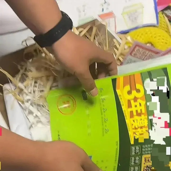 山东一商家的芒果礼盒惊现《5年中考3年模拟》，被调侃是“断亲礼盒”，商家：可全额退款不退货，芒果大家留着吃