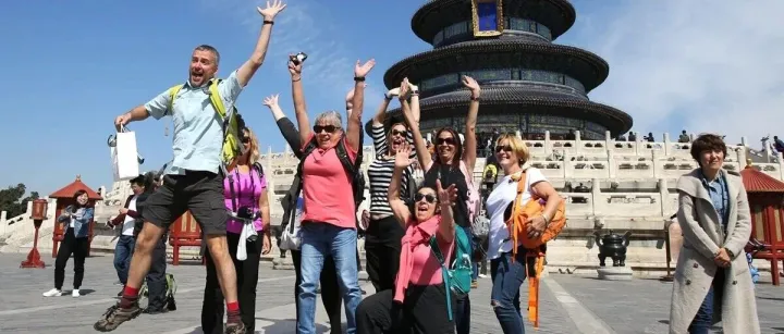 2000万老外涌入扫货！中国旅游爆火，这些品类在海外卖疯了 | 爆品洞察