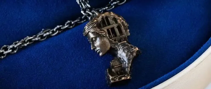 【<em>藏</em>】Daniel Arsham 推出首<em>款</em>迷宫主题限定吊坠项链