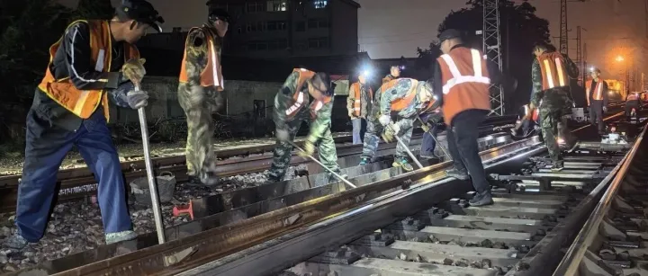 <em>在</em>毫米<em>之间</em>，丈量责任<em>与</em>担当