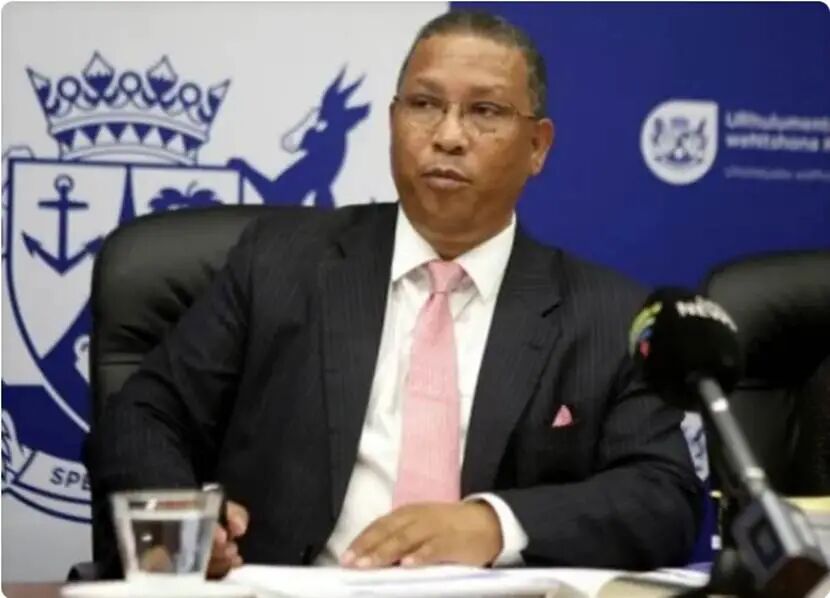 穿着西装笔挺的男子与图片配字

AI 生成的内容可能不正确。