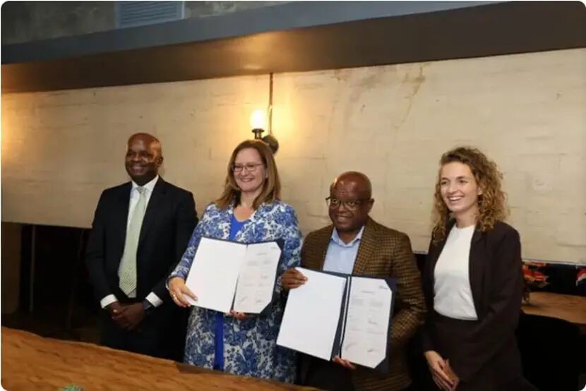 人们在看台上的人和穿西装

AI 生成的内容可能不正确。