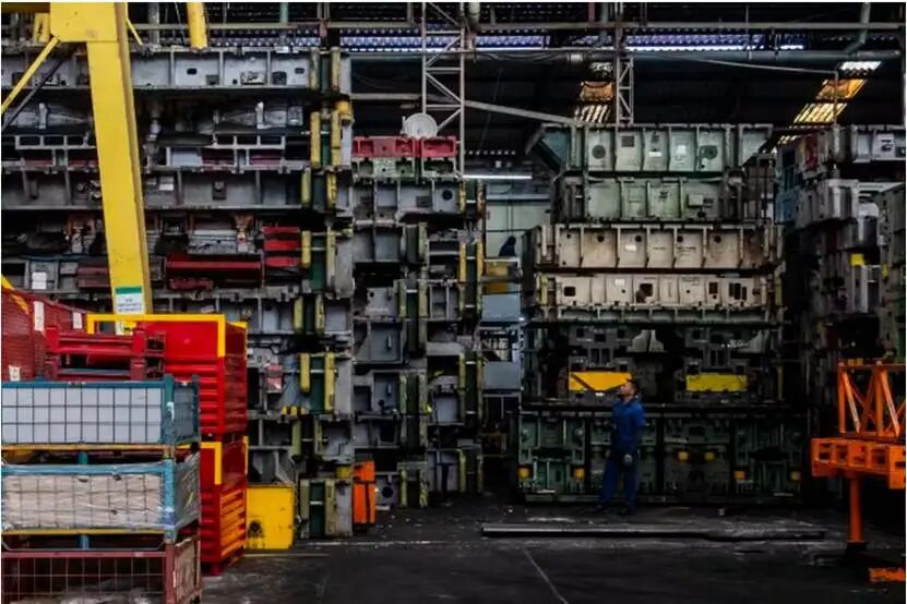 城市街道与高楼大厦的卡车

AI 生成的内容可能不正确。