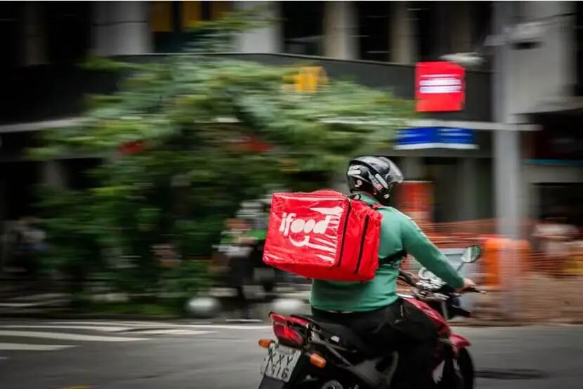 男人骑着摩托车在路上行驶

AI 生成的内容可能不正确。