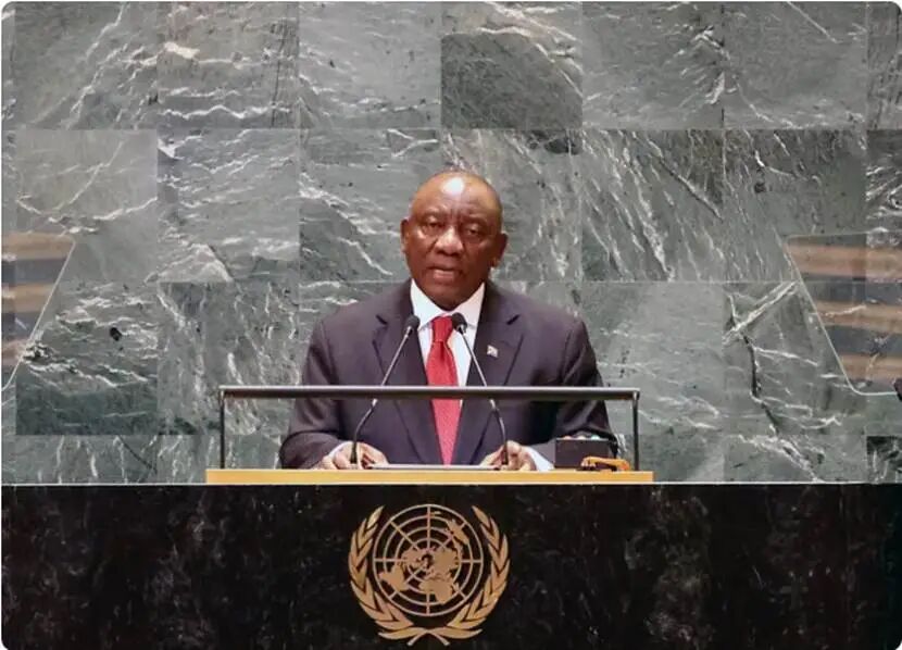 穿着西装笔挺的男子与图片配字

AI 生成的内容可能不正确。