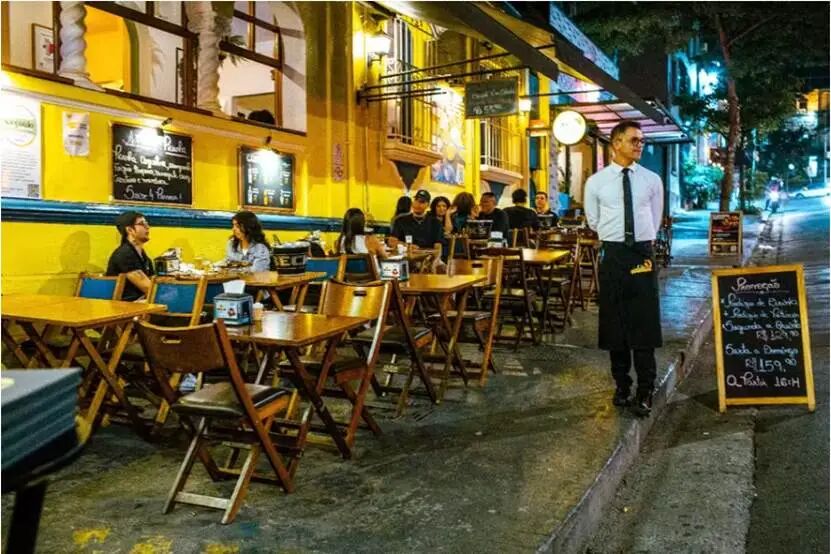 街道边的椅子

AI 生成的内容可能不正确。