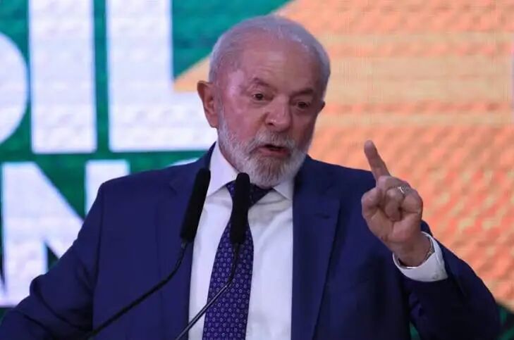 穿蓝色西装的男人

AI 生成的内容可能不正确。