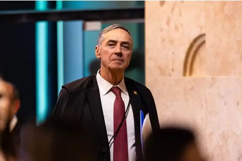 穿西装打领带的男人的修图

AI 生成的内容可能不正确。