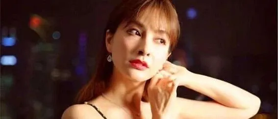 41岁吴昕现身纽约街头，<em>身材</em>纤细、素颜皮肤<em>白皙</em>，不婚坦言很幸福