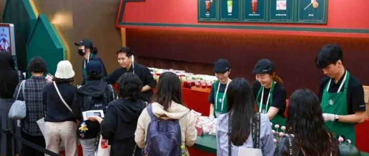 <em>星巴克</em>在"美国博物馆"首次推出今年<em>圣诞节</em>商品