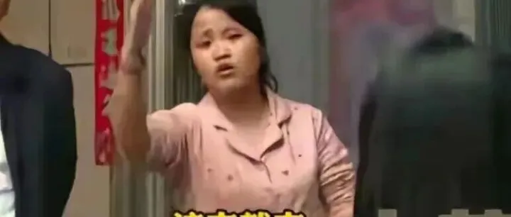 Woman Calls Off Wedding, But Still Demands $4,200 'Hugging <em>Fee</em>'