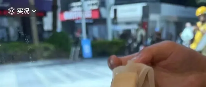 深圳一茶餐厅“<em>丝袜</em>奶茶”套“真<em>丝袜</em>”？工作人员：销量可观，<em>包装</em>是公司设计的，制作过程不会用到真<em>丝袜</em>