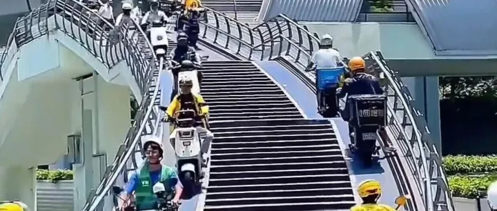 CHN's Food <em>Delivery</em> Giants Are Scrapping Late-<em>Delivery</em> Penalties