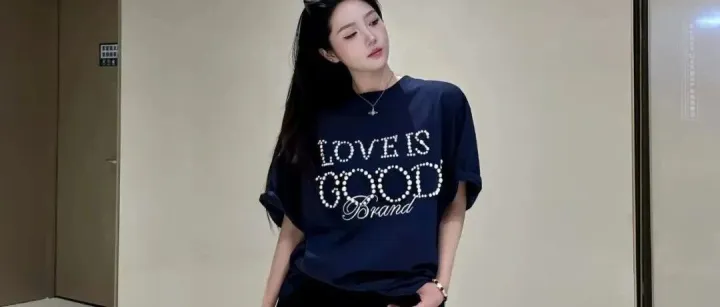 身材穿搭｜腿控 藏蓝字母T恤+黑色短裤+<em>黑</em><em>丝</em><em>高跟</em>鞋