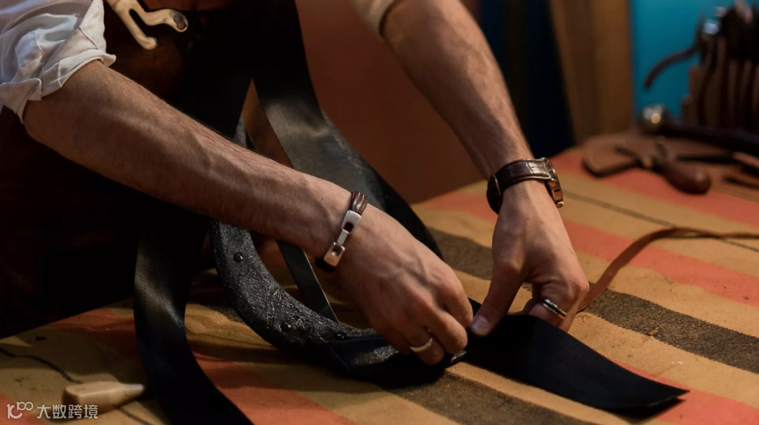 人在切蛋糕

低可信度描述已自动生成