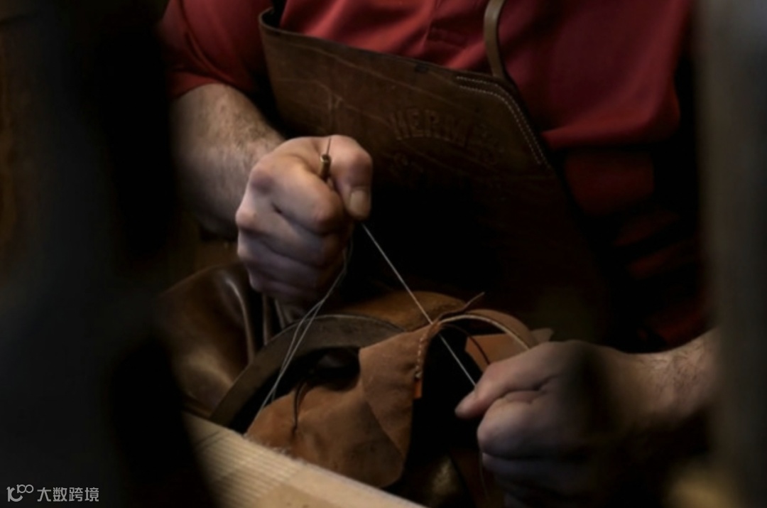 图片包含 人, 室内, 用, 笔记本

描述已自动生成