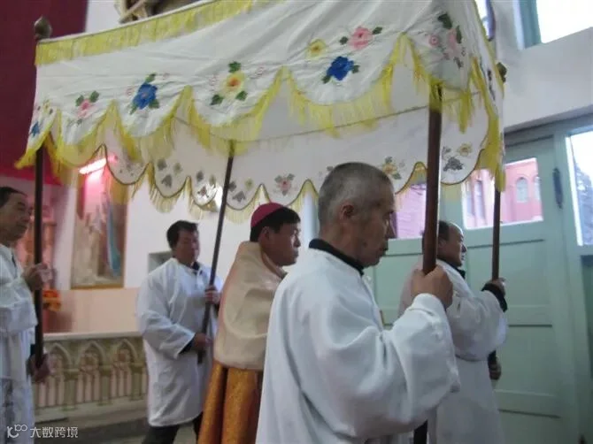 天主教弥撒中神父主教的服饰——祭衣