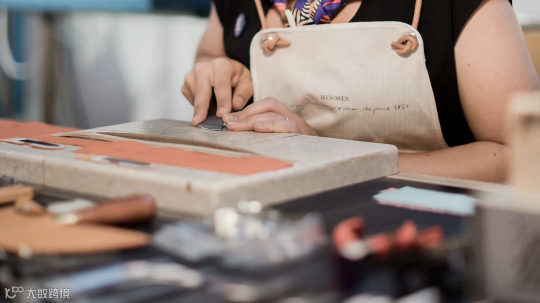 女人趴在桌子上

低可信度描述已自动生成