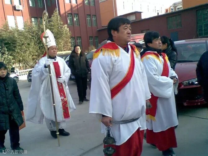 天主教弥撒中神父主教的服饰——祭衣