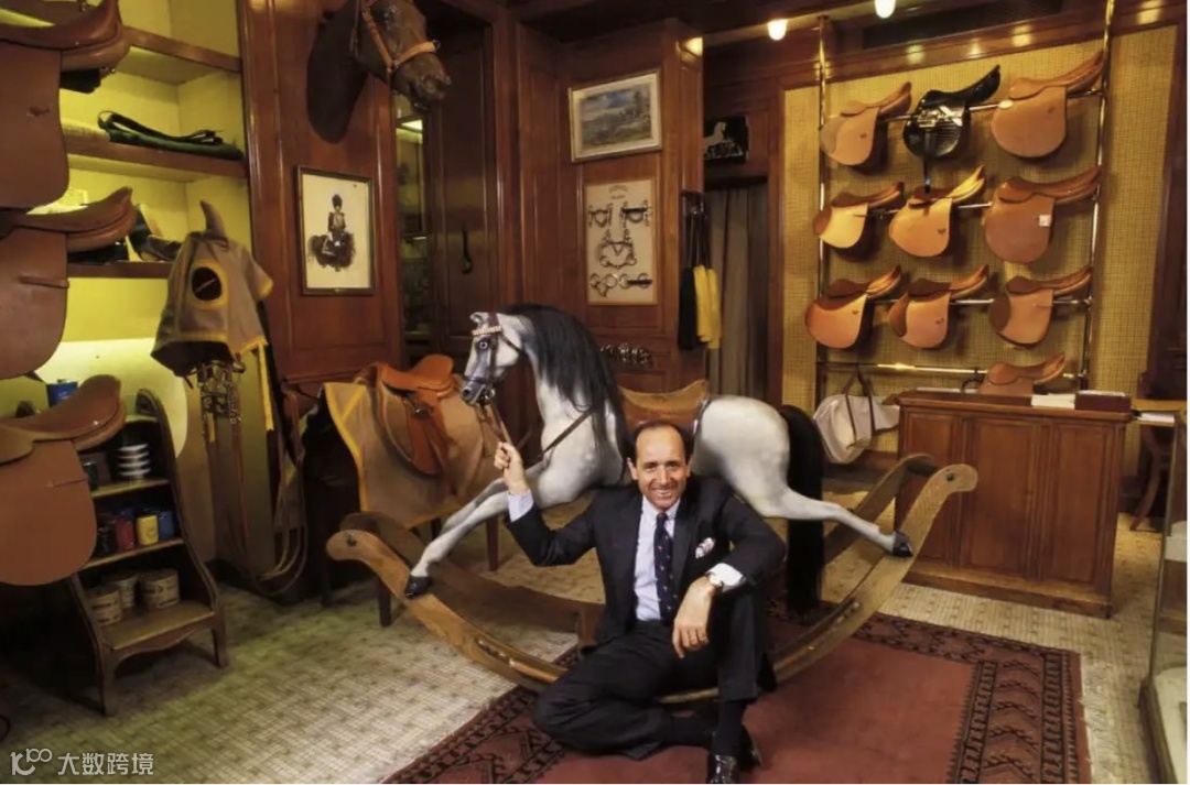 图片包含 室内, 房间, 桌子, 女人

描述已自动生成