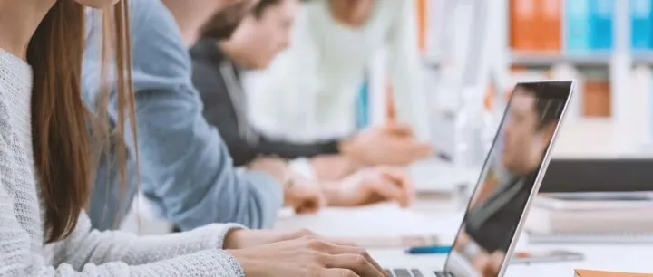 虚拟学校入学人数激增与人工智能考试工具推动培生集团业绩增长 Rising enrolment into virtual