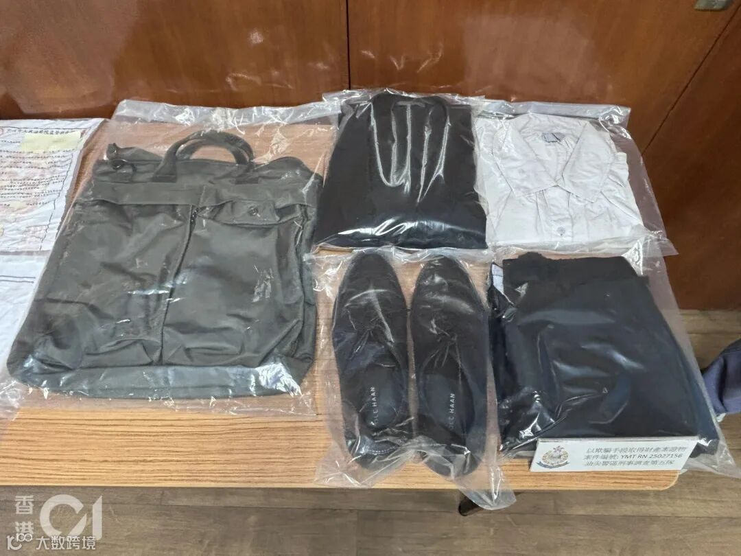 警方檢獲騙徒犯案時穿着的西裝。(林振華攝)