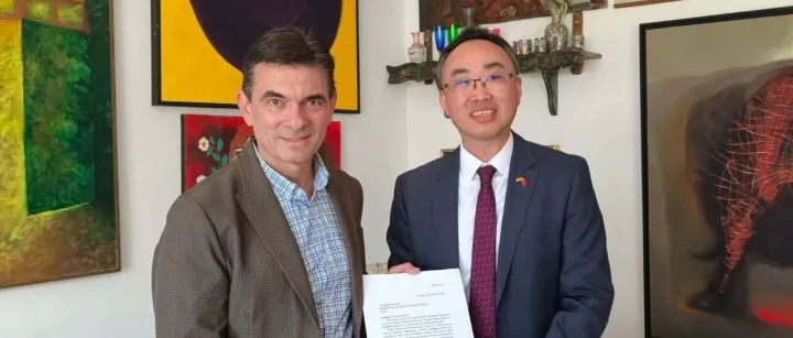 驻玻利维亚大使王亮拜会玻当选总统<em>帕</em><em>斯</em>